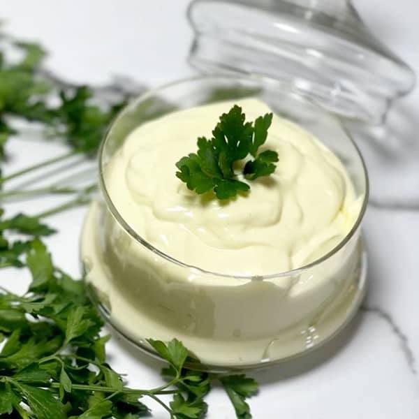 طرز تهیه سس مایونز با پودر سیر، روغن زیتون و فلفل سیاه