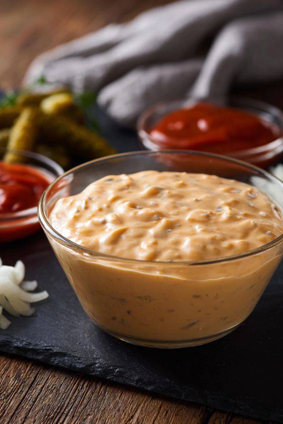 طرز تهیه سس هزار جزیره خانگی با هویج، خیارشور و پونه کوهی